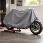 découvrez les meilleures astuces pour stocker votre moto sur une longue durée en toute sécurité et préserver son état.