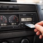 découvrez comment fonctionne un chronotachygraphe, cet appareil essentiel pour enregistrer les temps de conduite et de repos des conducteurs professionnels.