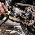 découvrez les étapes essentielles pour nettoyer correctement la chaîne de votre moto et assurer sa longévité et ses performances optimales.